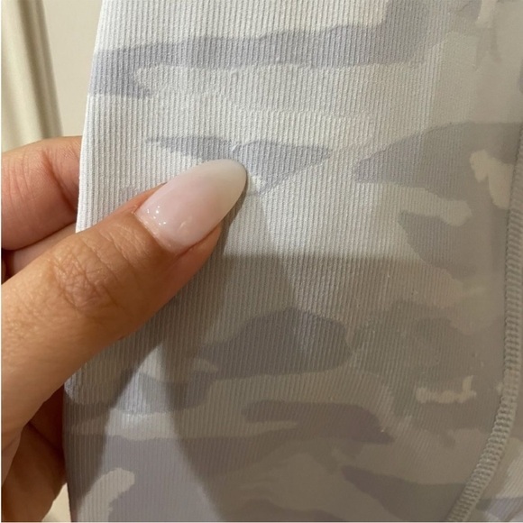 Lululemon women’s camo print leggings size 4 - Picture 4 of 7